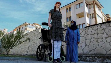 World’s tallest woman says it’s OK to stand out