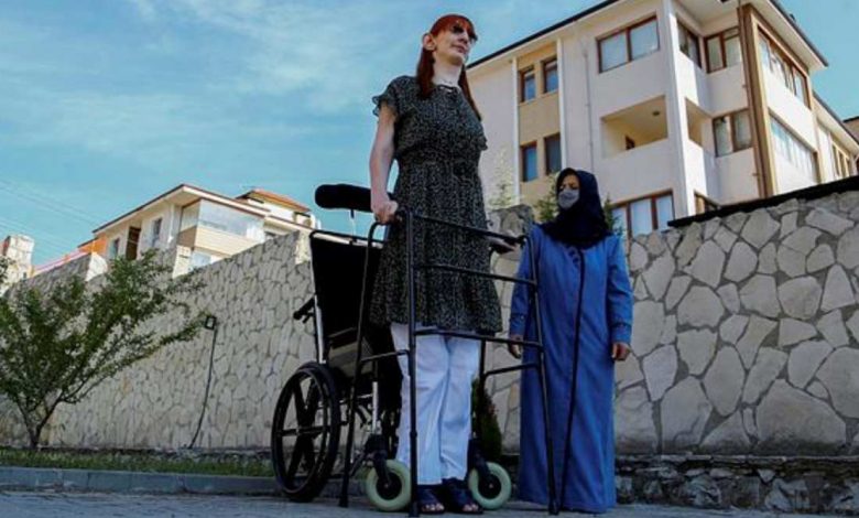 World’s tallest woman says it’s OK to stand out