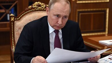 Russia Bans Facebook and Instagram After Labeling Meta as "Extremist Organization"