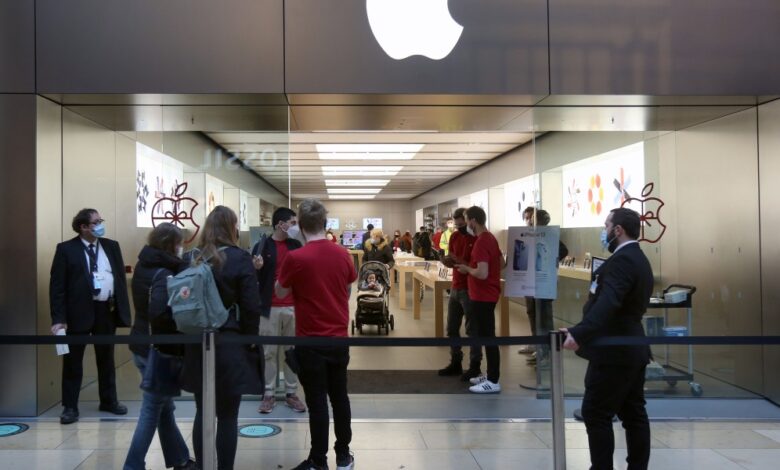 Apple improves working hours for retail employees after union push
