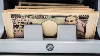 Yen falls after Bank of Japan adheres to ultra-loose monetary policy
