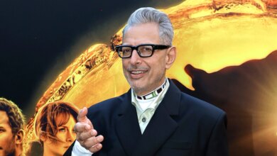 Jeff Goldblum Reacts To The shirtless Jurassic Park Meme with Viral