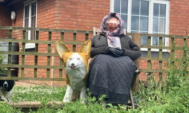 Scarecrows of the Queen popping up in Herefordshire village as locals compete for best Jubilee display | UK News
