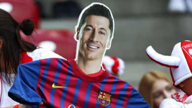 Barcelona club store can't sell Lewandowski's shirt because it's out of 'W'