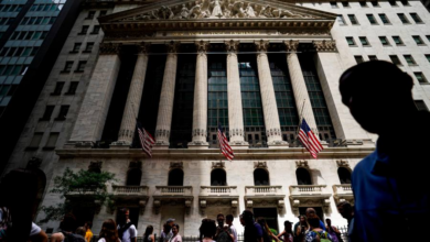 US stocks close lower as weak data adds to economic worries