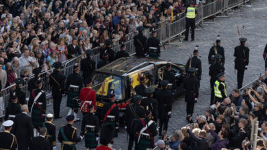 Crowds of people on the street mourning Queen Elizabeth II in Edinburgh