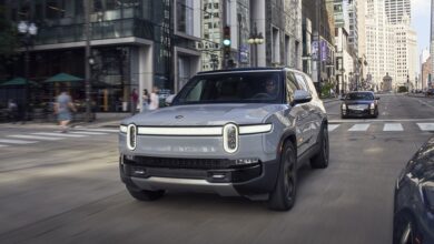 See photos of the 2022 Rivian R1S