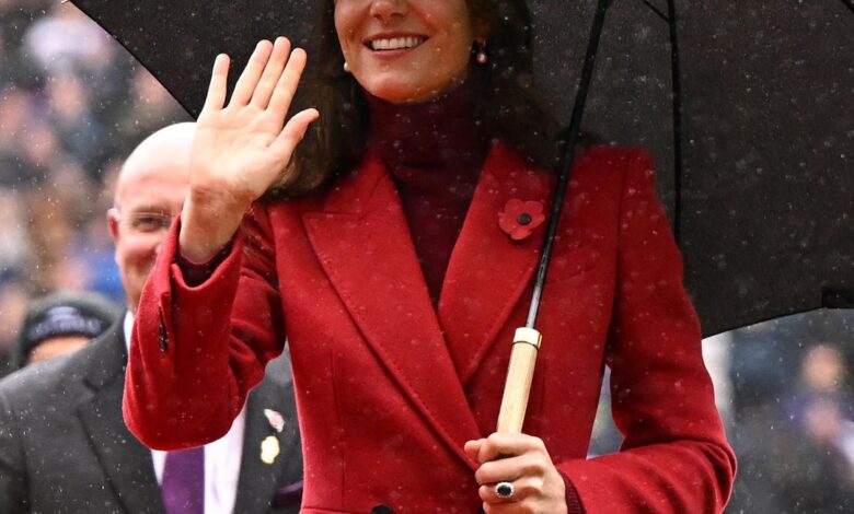 Kate Middleton bravely wore the rain in a luxurious red shirt at the rugby match