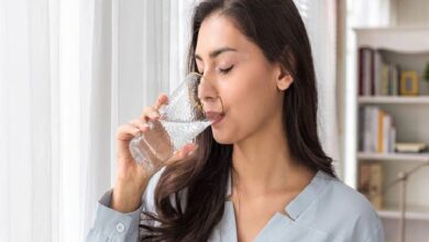 Drinking Water While Eating You Also Have The Habit Of Drinking Water Due To Eating So Know The Harm